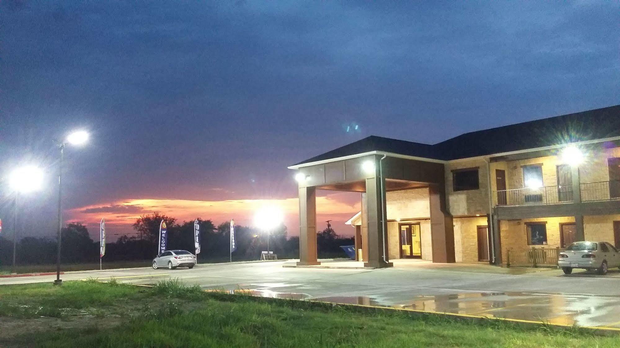 Lux Inn And Suites Three Rivers Kültér fotó
